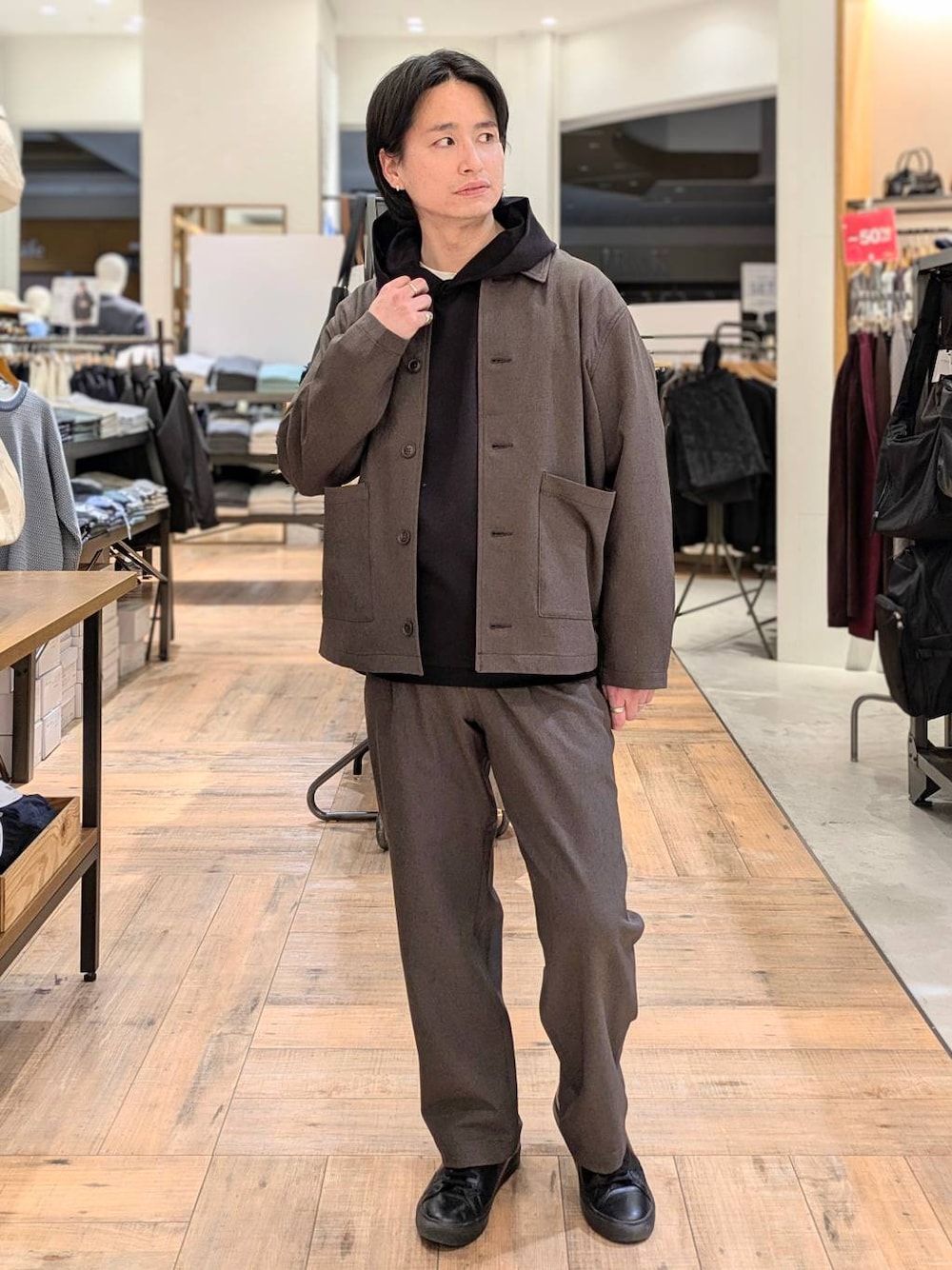 ブラウン系のその他パンツ、ブラウン系のシャツ/ブラウス、その他のその他シューズを着用したメンズの冬コーディネートの1枚目の写真