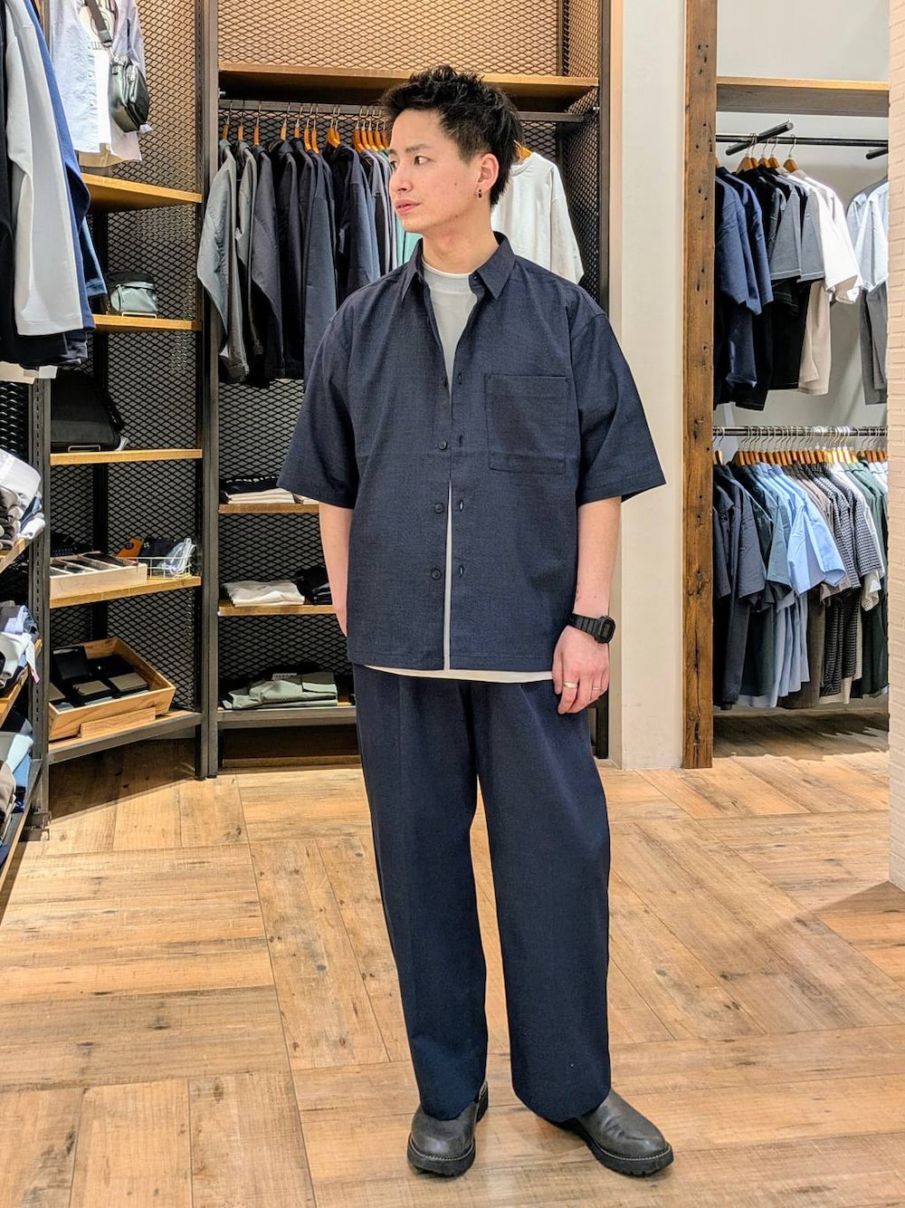 「ベーシック/シンプル、カジュアル、普通_GLOBAL WORK、GLOBAL WORK、シャツ、シャツスタイル、ワイドパンツ、デニムパンツ、デニムシャツ、夏コーデ、ストリート」｜「GLOBAL WORKのライトクッションクール/レイヤー/半袖/288085（スウェット、グレー系）」を使った、もりもんさん（メンズ・171cm）の春コーディネートの1枚目の写真