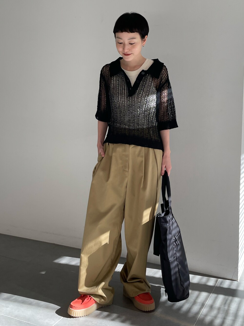 チノパンツを使った「コクーンシルエット」の人気ファッション