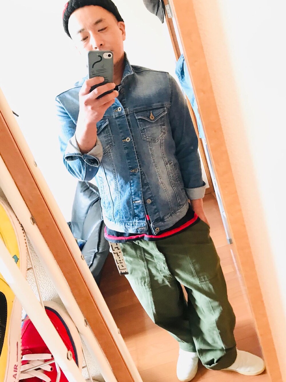 「CHUMSのアイテム（ニットキャップ/ビーニー、ブラック系）」を使った、nicoatworkさん（メンズ・172cm）の秋コーディネートの1枚目の写真