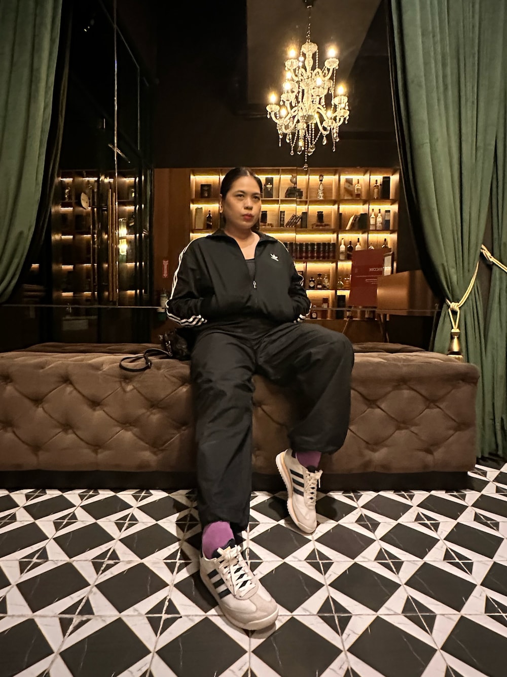 「Track、adidas originals、jacket、ALL BLACK、sl72、streetstyle、street、HIPHOP、girl、fashion、PARTY、woman、lady、clean、parachutepants」｜「adidasのSL 72 RS / アディダスオリジナルス adidas Originals（スニーカー、ホワイト系）」を使った、@catroachさん（レディース・168cm）の冬コーディネートの1枚目の写真