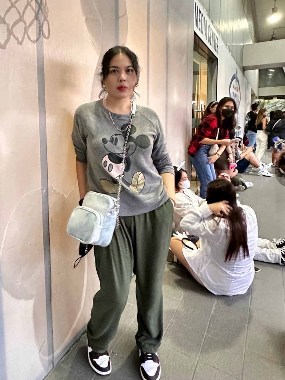 「girl、disney、mickey、RUGGED、sporty、woman、loungewear、NIKE、Jordan、grey、pajama」｜「Disneyのアイテム（スウェット、グレー系）」を使った、@catroachさん（レディース・168cm）の秋コーディネートの1枚目の写真