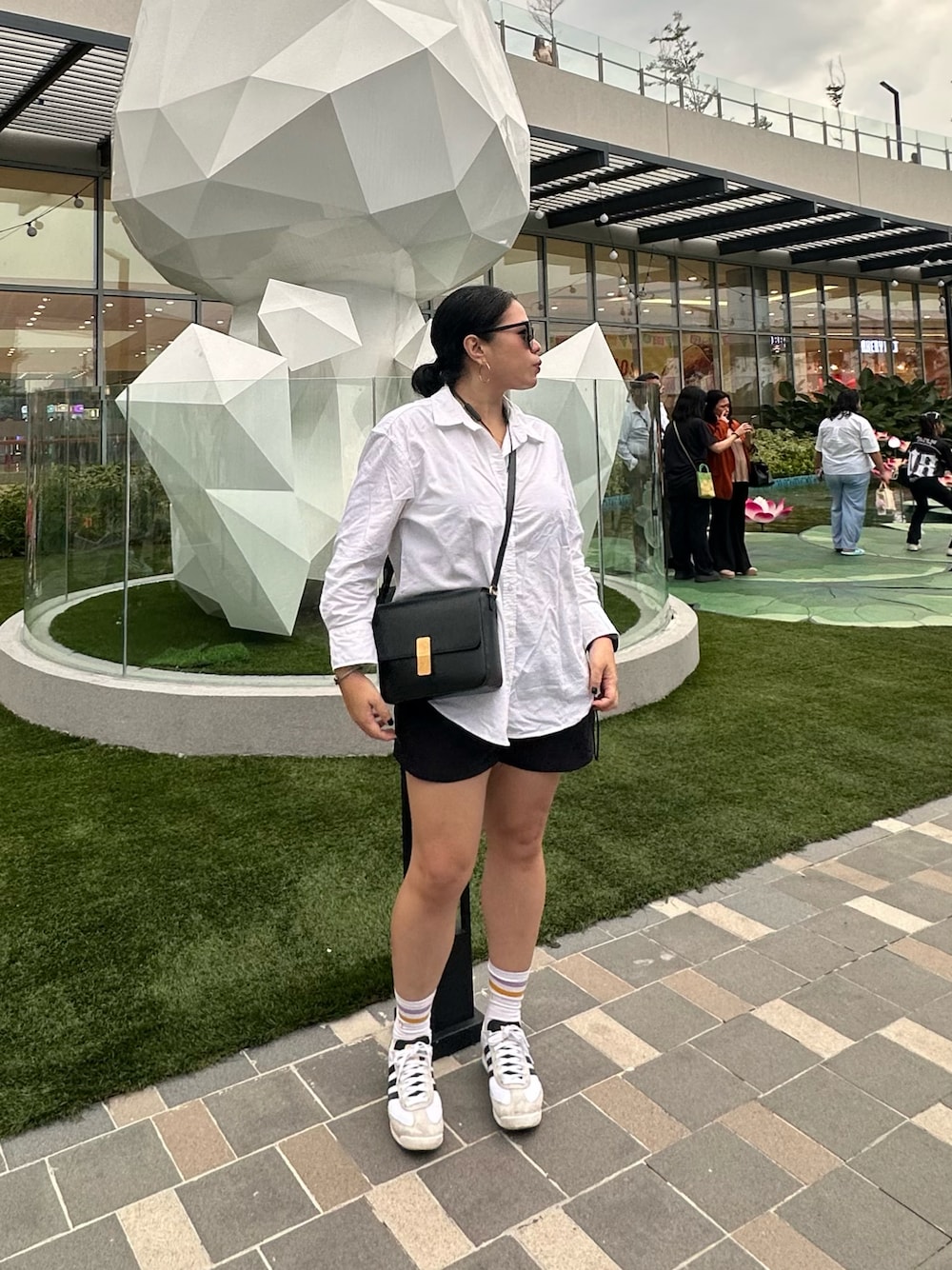 「long sleeve、oxford、adidas、girl、summer、black and white、monochrome、shorts、sneakers、casual、park、outdoor、mall、woman、UNISEX」｜「adidasのSL 72 RS / アディダスオリジナルス adidas Originals（スニーカー、ホワイト系）」を使った、@catroachさん（レディース・168cm）の夏コーディネートの1枚目の写真