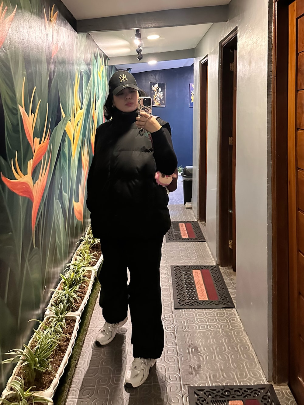 「pufferjacket、black、NEW ERA、New Balance、UNIQLO、sporty、girl、winter、christmas、BASEBALL CAP、ALL BLACK、sneakers、casual、monochrome、woman」｜「UNIQLOのEZYワイドフィットパラシュートジョガーパンツ（丈長め76cm）（その他パンツ、ブラック系）」を使った、@catroachさん（レディース・168cm）の冬コーディネートの1枚目の写真