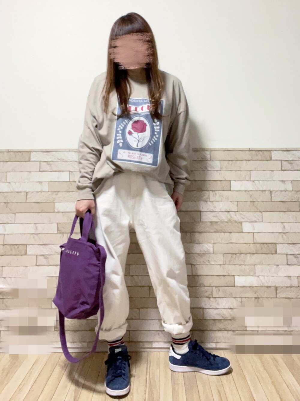 ベージュ系のTシャツ/カットソー、ホワイト系のデニムパンツ、パープル系のトートバッグを着用したレディースの春コーディネートの1枚目の写真