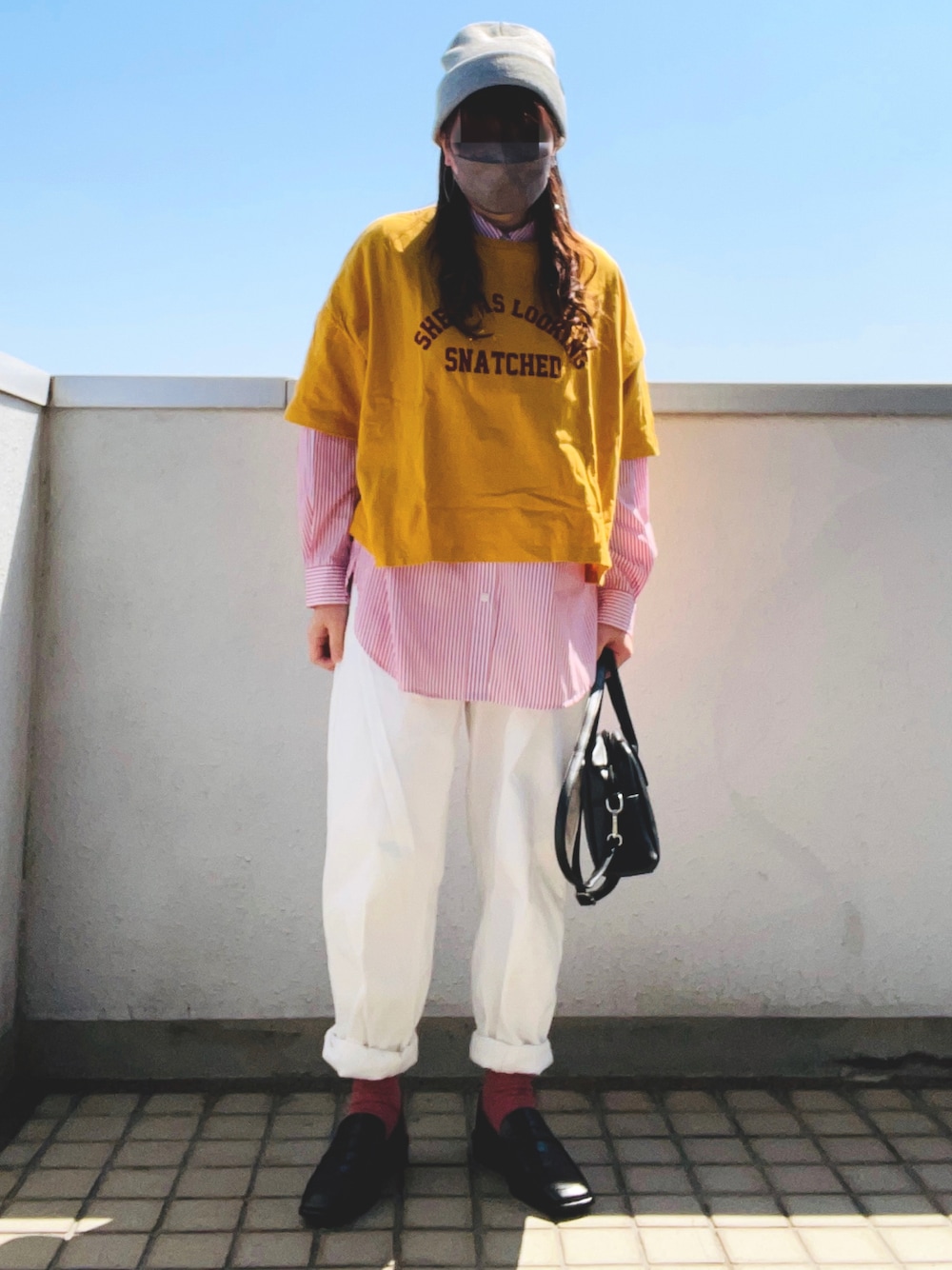 イエロー系のTシャツ/カットソー、レッド系のシャツ/ブラウス、ブラック系のボストンバッグを着用したレディースの春コーディネートの1枚目の写真