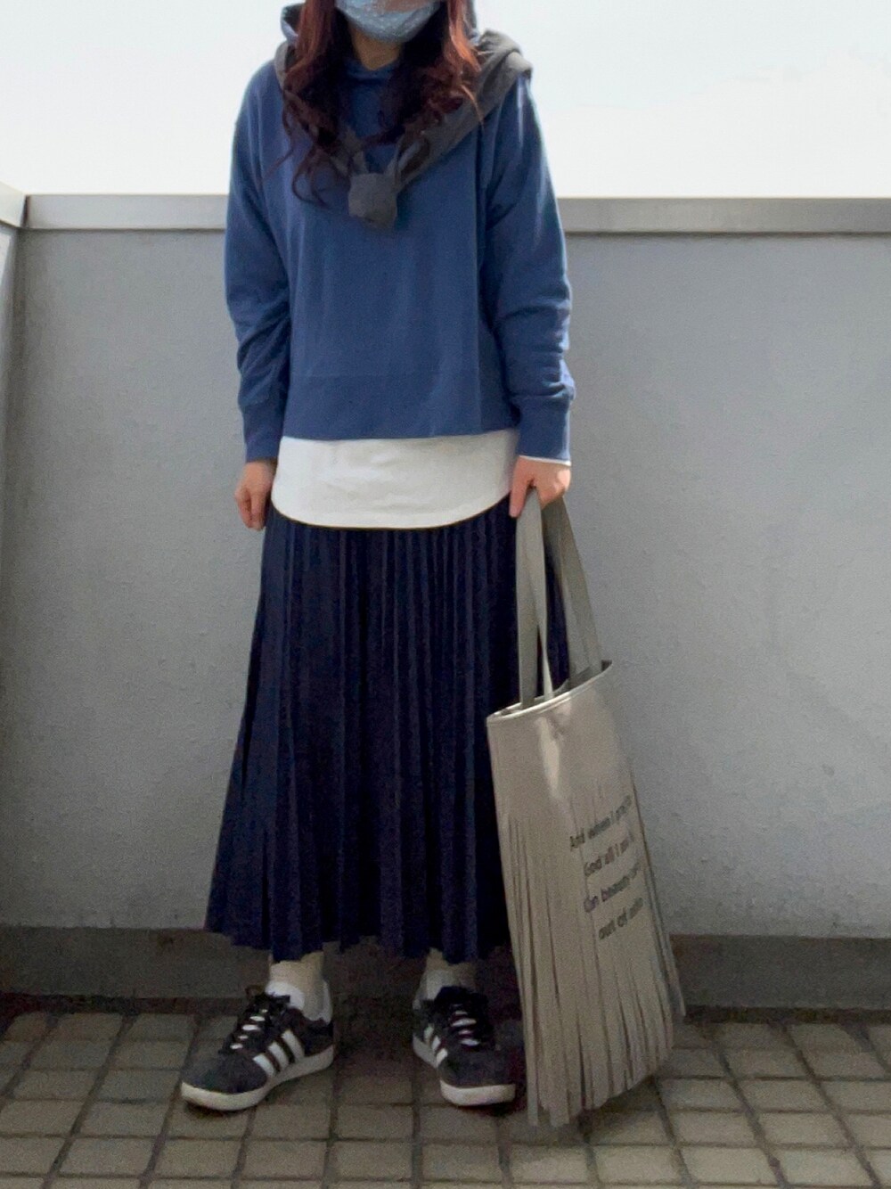 ブルー系のパーカー、ホワイト系のTシャツ/カットソー、ブルー系のスカートを着用したレディースの春コーディネートの1枚目の写真