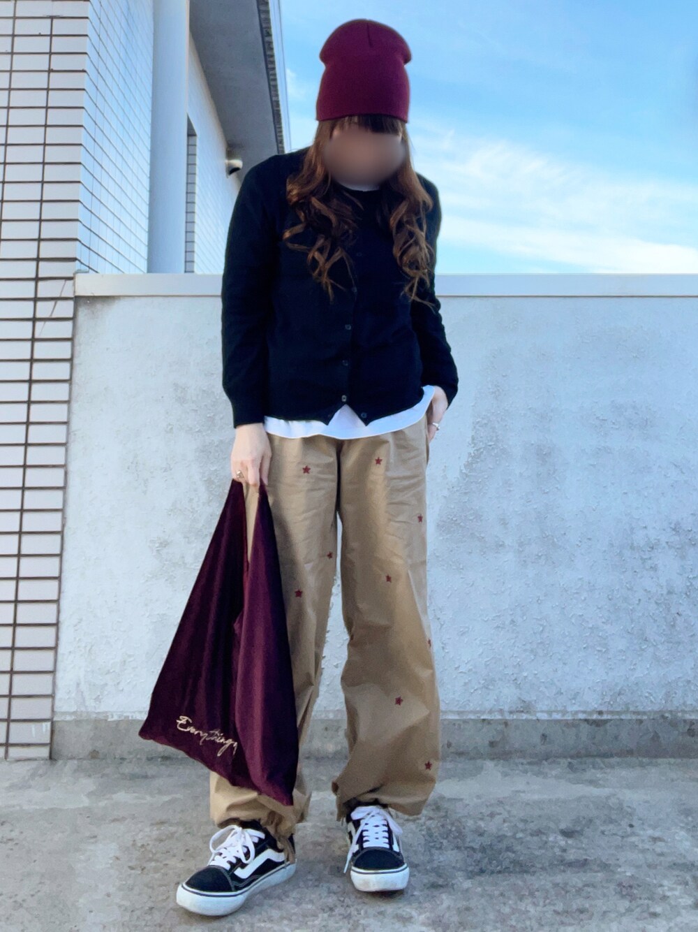 「大人カジュアル、休日スタイル、冬コーデ、レイヤードスタイル、ニット帽、カーディガン、ニット、パンツスタイル、DAISOバッグ、スニーカー、VANS、低身長コーデ、スウィーツ同盟会」｜「niko and...の[MODE NORM CORE]スターエンブロストレートパンツ（その他パンツ、イエロー系）」を使った、…natsuho…さん（レディース・154cm）の冬コーディネートの1枚目の写真