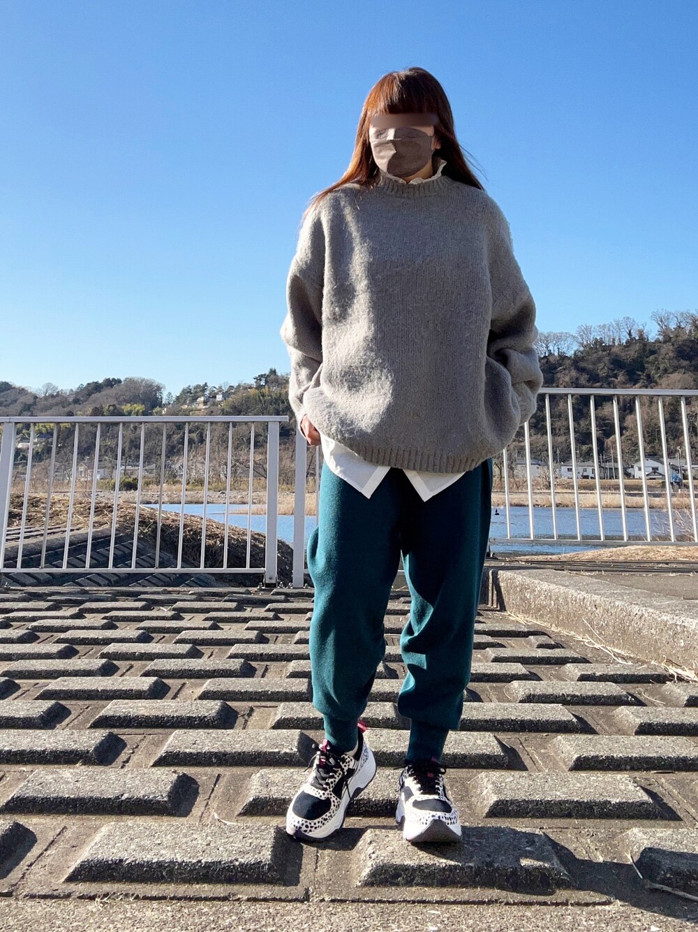 「大人カジュアル、休日スタイル、リラックススタイル、春コーデ、春色、ニット、ジョガーパンツ、レイヤードスタイル、スニーカー、厚底シューズ、アニマル柄、Lucida、低身長コーデ、はだし、スウィーツ同盟会」｜「WEGOのWEGO/モヘアライクBIGプルオーバー（ニット/セーター、グレー系）」を使った、…natsuho…さん（レディース・154cm）の冬コーディネートの1枚目の写真