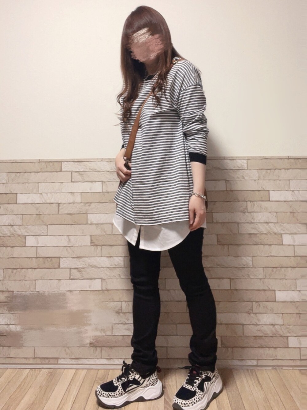 ホワイト系のTシャツ/カットソー、イエロー系のショルダーバッグ、ブラック系のパンツを着用したレディースの春コーディネートの1枚目の写真