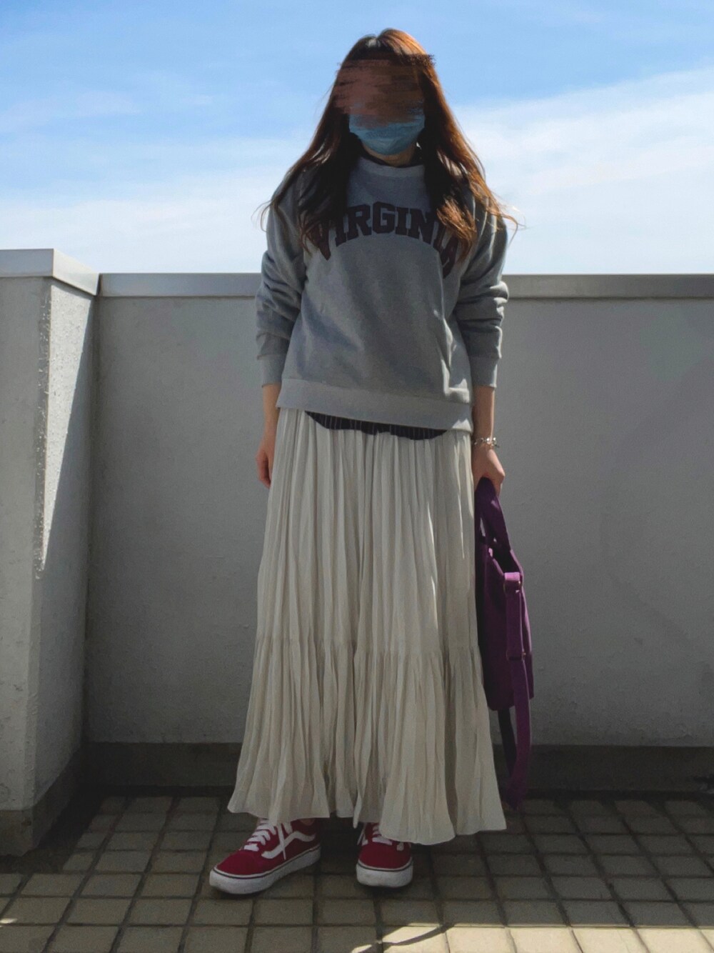 「大人カジュアル、春服みてみて、春コーデ、シンプルコーデ、ロゴスウェット、スカートスタイル、ロングスカート、プリーツティアードスカート、スニーカーコーデ、VANS、パープル、低身長コーデ」｜「rectangle by ryonの【rectangle by ryon】カレッジロゴプルオーバー（スウェット、グレー系）」を使った、…natsuho…さん（レディース・154cm）の春コーディネートの1枚目の写真