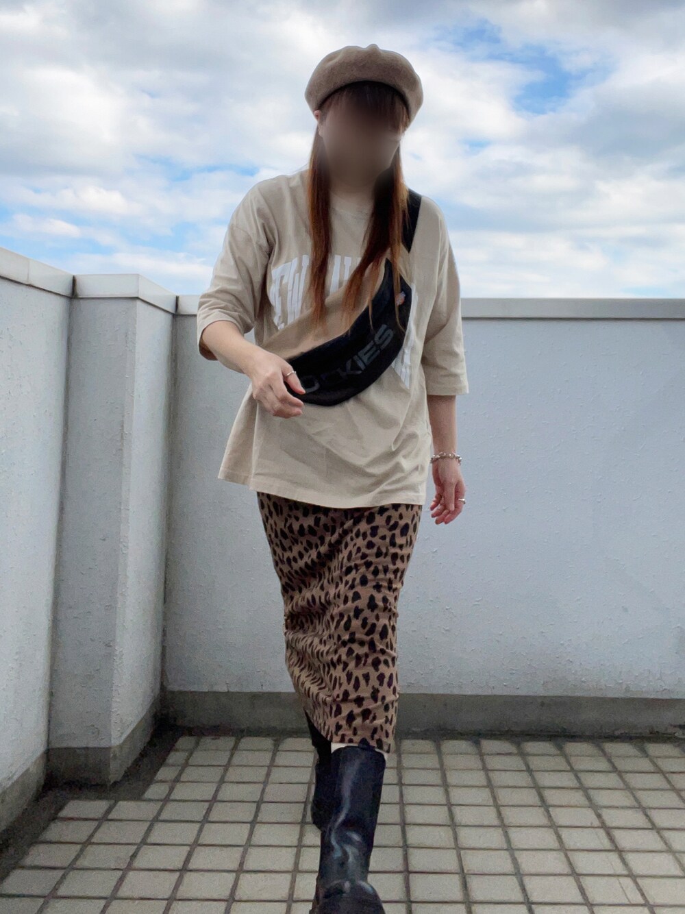 ベージュ系のTシャツ/カットソー、ベージュ系のボディバッグ/ウエストポーチ、ブラウン系のスカートを着用したレディースの秋コーディネートの1枚目の写真