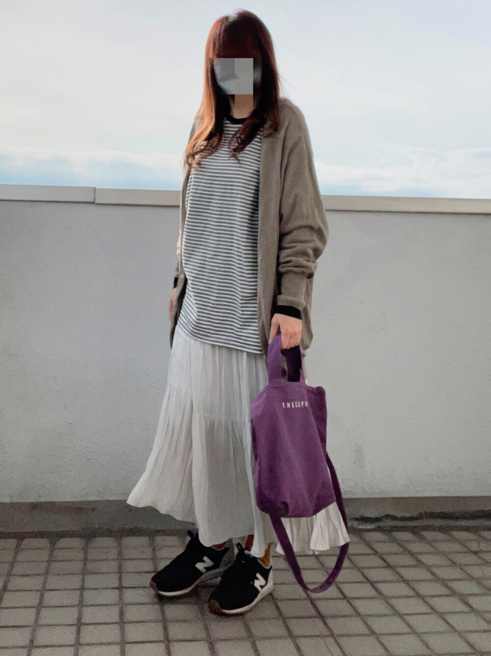 ベージュ系のカーディガン/ボレロ、ホワイト系のTシャツ/カットソー、パープル系のトートバッグを着用したレディースの春コーディネートの1枚目の写真