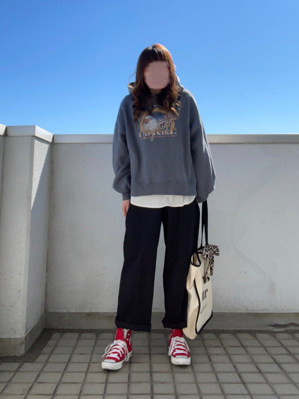 ブルー系のパーカー、その他のトートバッグ、ブラック系のスラックスを着用したレディースの冬コーディネートの1枚目の写真