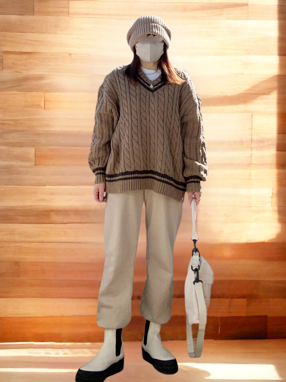 「大人カジュアル、休日スタイル、シンプルコーデ、ワントーンコーデ、ニット帽、淡色コーデ、ニット、チルデンニット、スウェットパンツ、UNIQLO、ブーツ、アイボリー、低身長、低身長コーデ」｜「BONLECILLのボリューム袖 Vネック配色ラインチルデンニットプルオーバー（ニット/セーター、イエロー系）」を使った、…natsuho…さん（レディース・154cm）の冬コーディネートの1枚目の写真