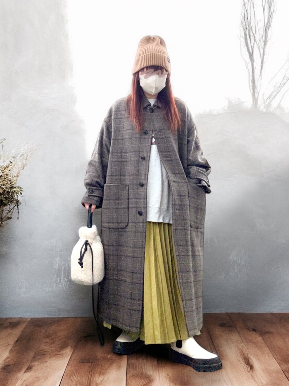 「大人カジュアル、真冬のあったかスタイル、休日スタイル、ニット帽、冬アウター、ステンカラーコート、チェック、尾州ウール、プリーツスカート、イエロー、nico and…、ブーツ、ボアバッグ、低身長コーデ、154cmコーデ」｜「FREAK'S STOREの尾州 ステンカラーコート（ステンカラーコート、グレー系）」を使った、…natsuho…さん（レディース・154cm）の冬コーディネートの1枚目の写真