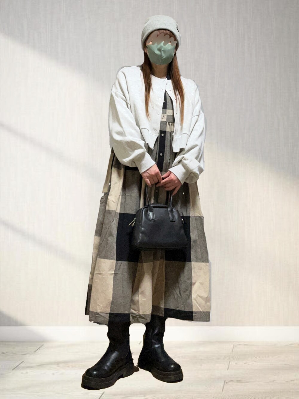 ブラック系のボストンバッグ、ブラック系のブーツ、その他のワンピース/ドレスを着用したレディースの春コーディネートの1枚目の写真