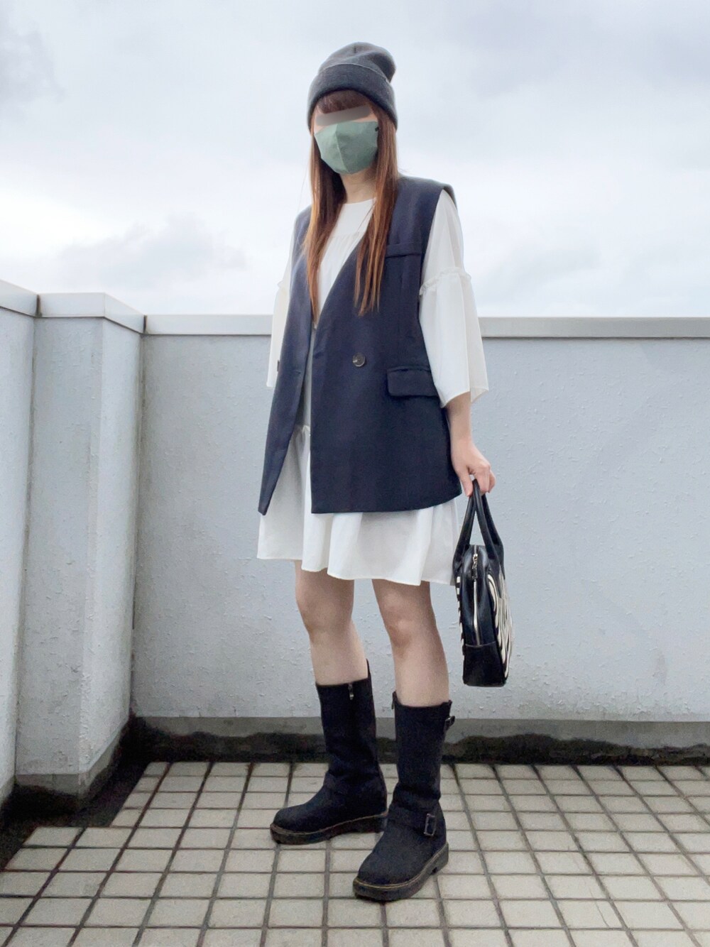 「大人カジュアル、秋服準備はじめました、秋コーデ、秋が好き！、休日スタイル、モノトーン、ニット帽、ベスト、ティアードチュニック、ブーツ、エンジニアブーツ、ボストンバッグ、ゼブラ柄、低身長コーデ、スウィーツ同盟会」｜「fashion boxのアイテム（トップス、ホワイト系）」を使った、…natsuho…さん（レディース・154cm）の秋コーディネートの1枚目の写真