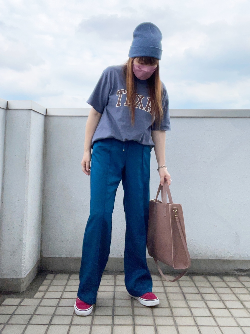 ブルー系のTシャツ/カットソー、ブルー系のパンツ、ピンク系のトートバッグを着用したレディースの秋コーディネートの1枚目の写真