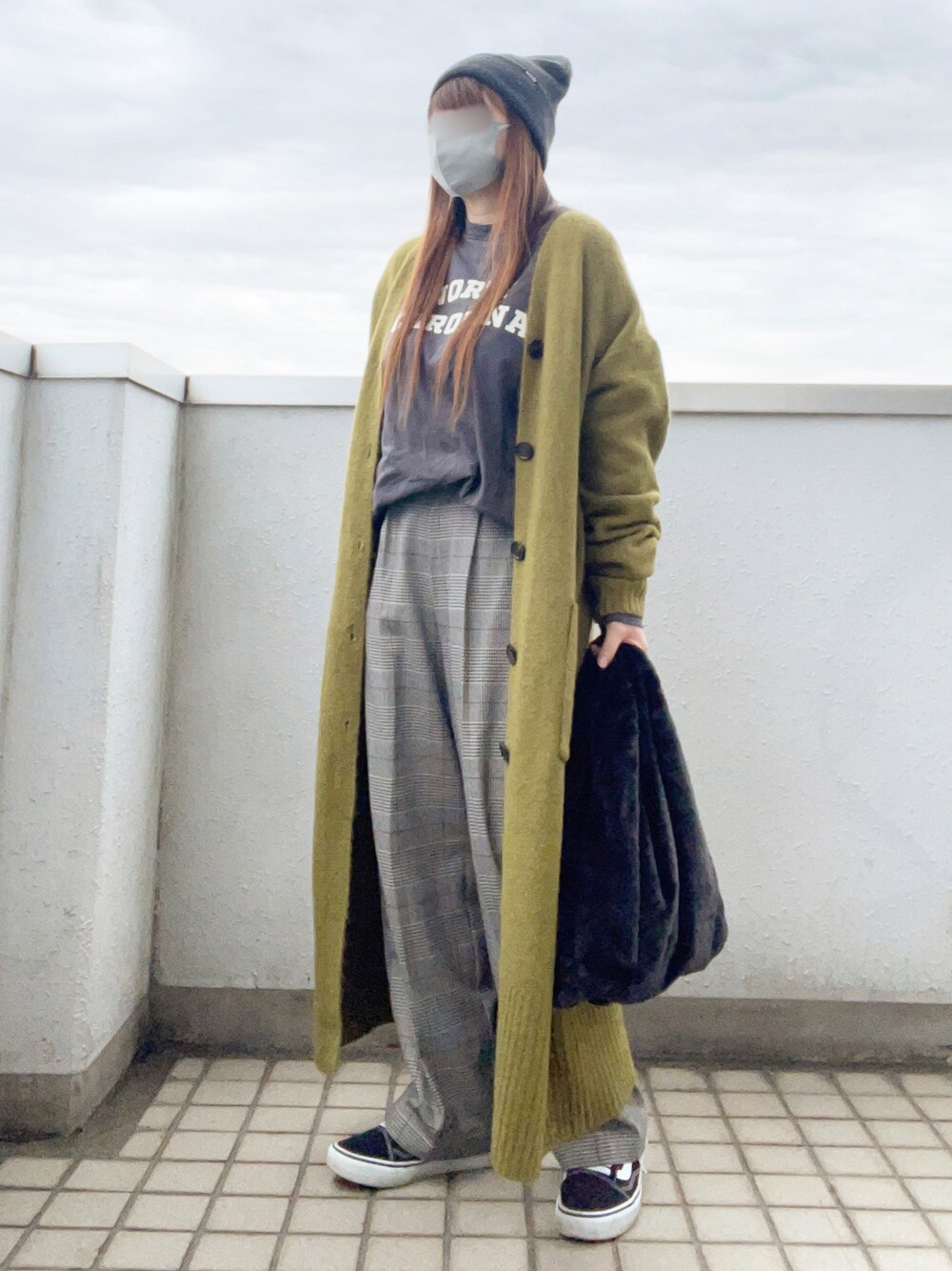 「休日スタイル、秋コーデ、病みコーデ、ニット帽、ロゴT、カーディガン、ニット、ロングカーディガン、チェックパンツ、ファーバッグ、スニーカー、VANS、低身長コーデ、スウィーツ同盟会、第2回おそろであそぼ」｜「Auntie Rosa Holidayの【Holiday】2WAYリバーシブルレイヤードロンTEE（Tシャツ/カットソー、グレー系）」を使った、…natsuho…さん（レディース・154cm）の秋コーディネートの1枚目の写真