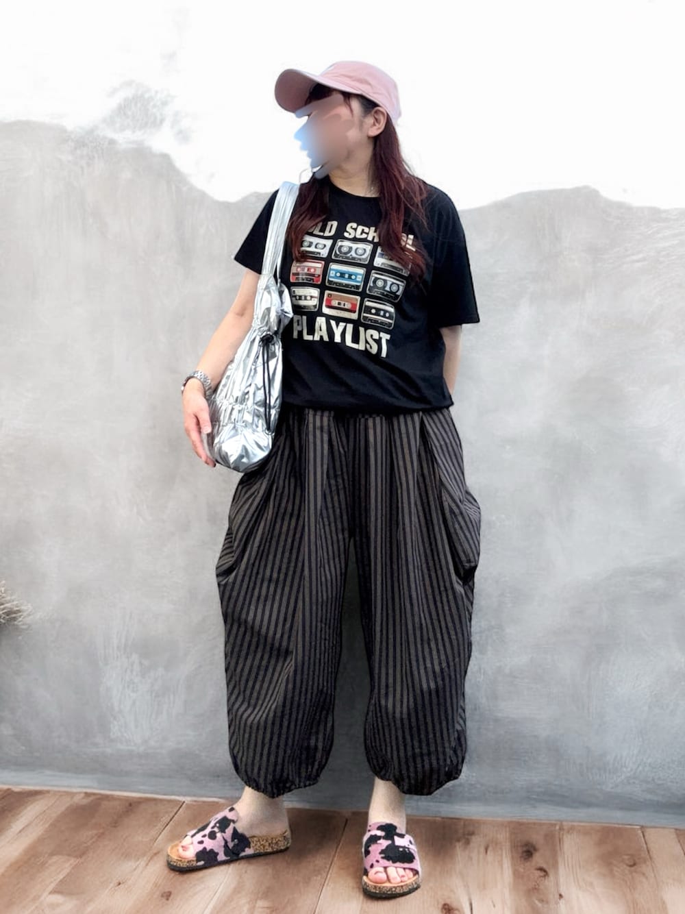 「大人カジュアル、休日スタイル、プールコーデ、キャップ、Tシャツ、変形タックパンツ、ABITOKYO、ショルダーバッグ、シルバー、AMERICAN HOLIC、サンダル、ピンク、低身長、低身長コーデ」｜「AMERICAN HOLICのシャーリングトートバッグ（ショルダーバッグ、シルバー系）」を使った、…natsuho…さん（レディース・154cm）の夏コーディネートの1枚目の写真