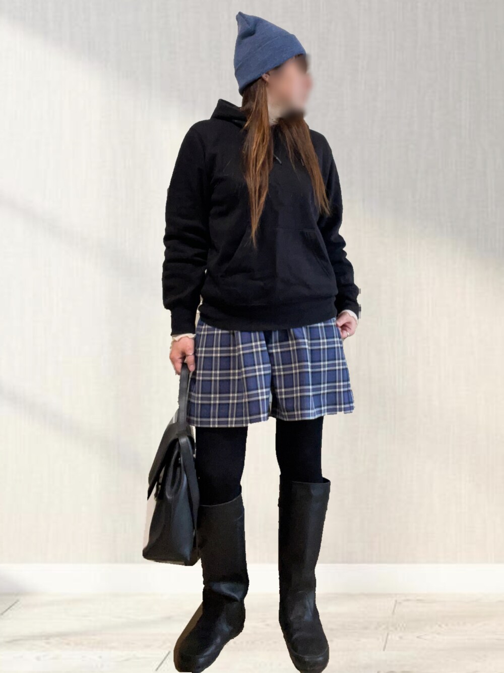 「大人カジュアル、休日スタイル、冬コーデ、チェックパンツ、ニット帽、パーカー、ロングブーツ、低身長コーデ、スウィーツ同盟会、第2回おそろであそぼ」｜「GUのアイテム（パーカー、ブラック系）」を使った、…natsuho…さん（レディース・154cm）の冬コーディネートの1枚目の写真