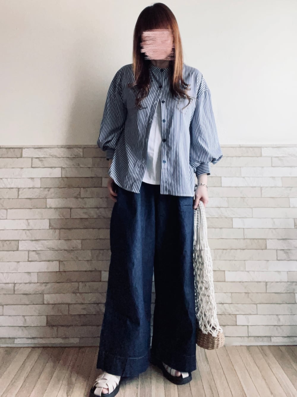 ブルー系のシャツ/ブラウス、ホワイト系のTシャツ/カットソー、ホワイト系のかごバッグを着用したレディースの春コーディネートの1枚目の写真
