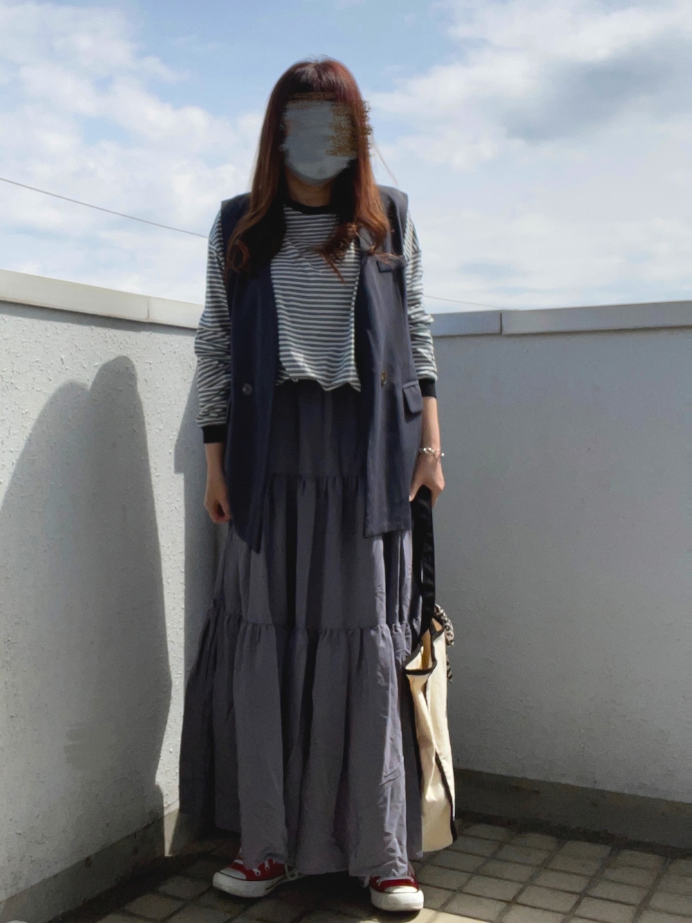 「大人カジュアル、レイヤードスタイル、春コーデ、ボーダー、ベスト、スカートスタイル、ロングスカート、ティアードスカート、トートバッグ、スニーカーコーデ、スニーカー、コンバース、低身長コーデ」｜「forksy.の【forksy.】配色リブオーバーサイズボーダーカットソー（Tシャツ/カットソー、ホワイト系）」を使った、…natsuho…さん（レディース・154cm）の春コーディネートの1枚目の写真