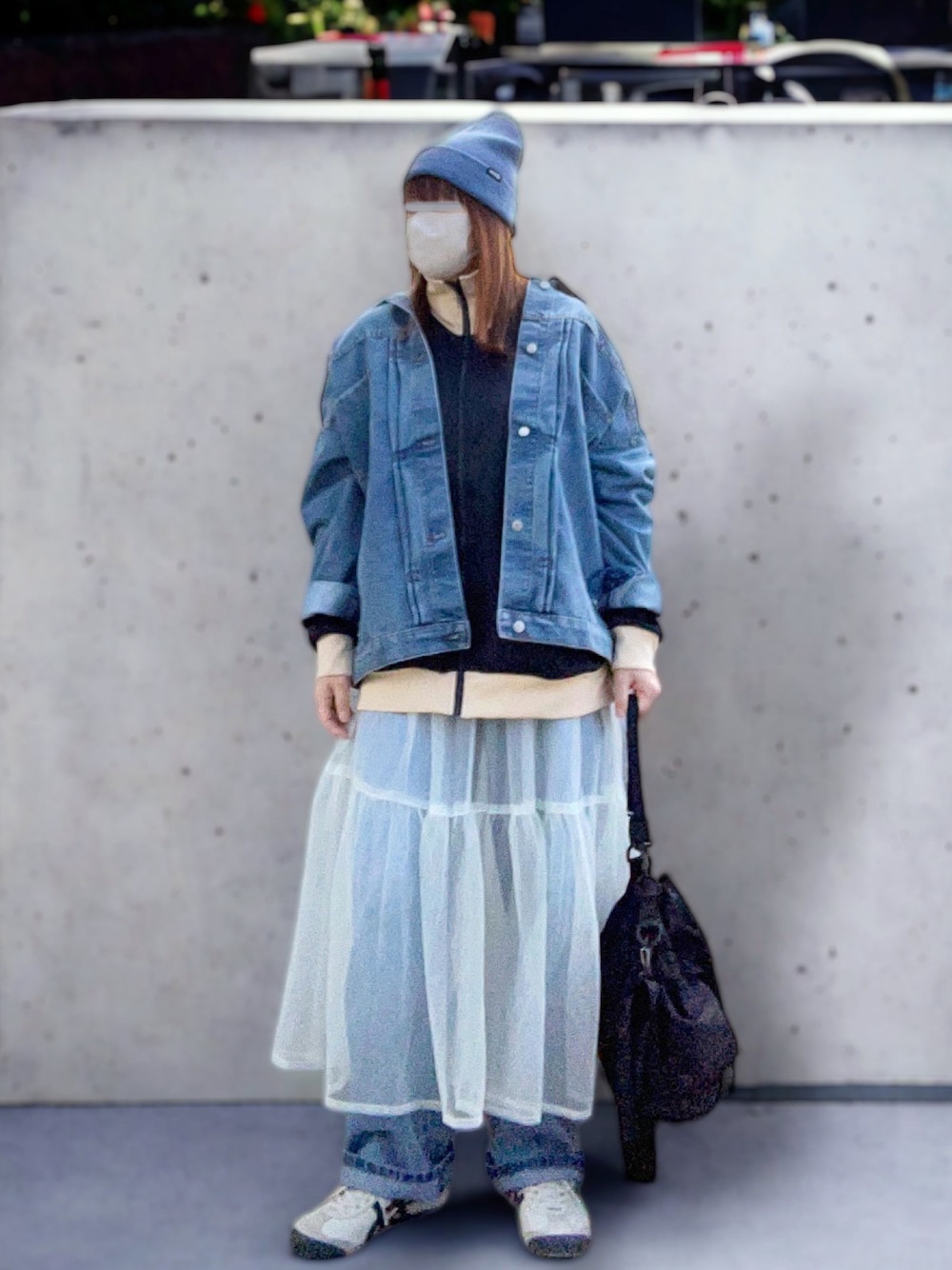 「大人カジュアル、休日スタイル、春服みてみて、ニット帽、デニムジャケット、デニデニ、トラックジャケット、チュールスカート、チュール、レイヤードスタイル、ショルダーバッグ、スニーカー、オニツカタイガー、春のおしゃ見えテクニック、低身長コーデ」｜「Javaの《JaVaジャバ コラボ》ジャージ素材ダブルライントラックジャケット（ブルゾン、ブラック系）」を使った、…natsuho…さん（レディース・154cm）の春コーディネートの1枚目の写真
