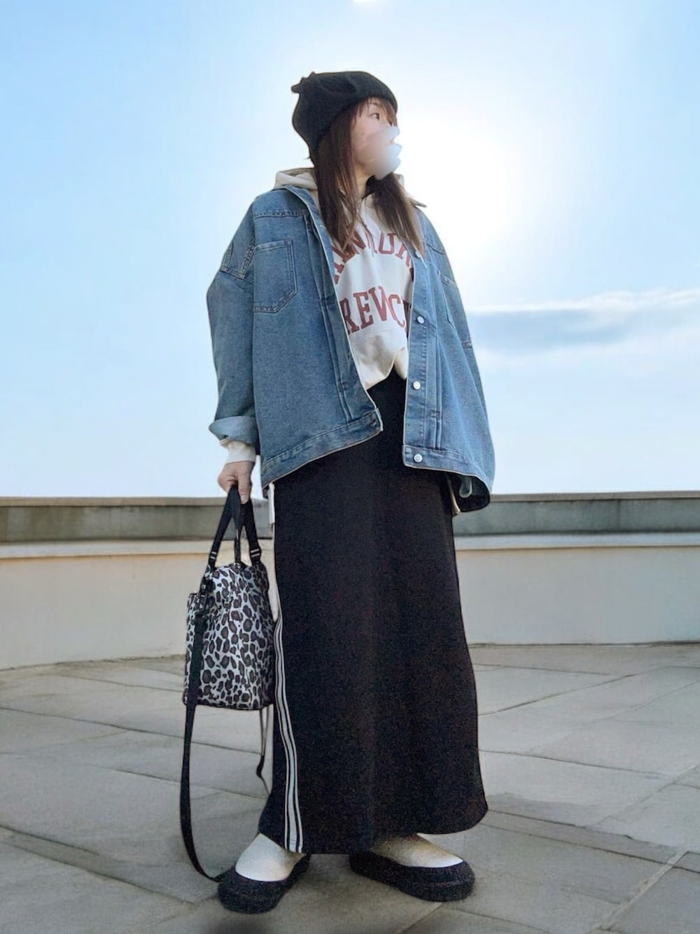 「大人カジュアル、お出かけコーデ、休日スタイル、冬コーデ、最近のいい感じコーデ、レイヤードスタイル、ニット帽、デニム、デニムジャケット、パーカー、サイドラインスカート、ブーツ、レオパード、低身長コーデ、154cmコーデ」｜「CIAOPANIC TYPYの耳付き2WAYニットフライトキャップ（ニットキャップ/ビーニー、ブラック系）」を使った、…natsuho…さん（レディース・154cm）の冬コーディネートの1枚目の写真