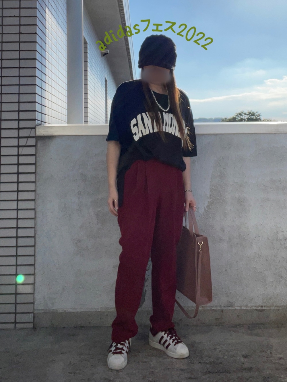 「大人カジュアル、秋服準備はじめました、秋コーデ、adidasフェス2022、休日スタイル、モコモコ帽子、ロゴT、パンツスタイル、カラーパンツ、トートバッグ、スニーカー、adidas、adidas superstar、低身長コーデ、スウィーツ同盟会」｜「CIAOPANIC TYPYの【ZOZOTOWN限定】センタープレスカラースラックスパンツ（スラックス、レッド系）」を使った、…natsuho…さん（レディース・154cm）の秋コーディネートの1枚目の写真