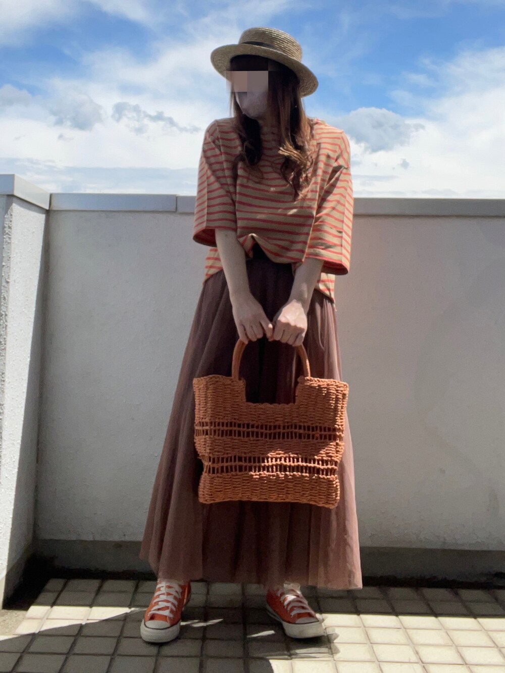 「大人カジュアル、夏コーデ、夏が好き！、ごきげんウィーク、アウトドアスタイル、カンカン帽、オレンジコーデ、ボーダー、スカートスタイル、チュールスカート、スニーカー、コンバース、はだし、かごバッグ、低身長コーデ」｜「niko and...のアソートボーダーＴシャツ（Tシャツ/カットソー、イエロー系）」を使った、…natsuho…さん（レディース・154cm）の春コーディネートの1枚目の写真