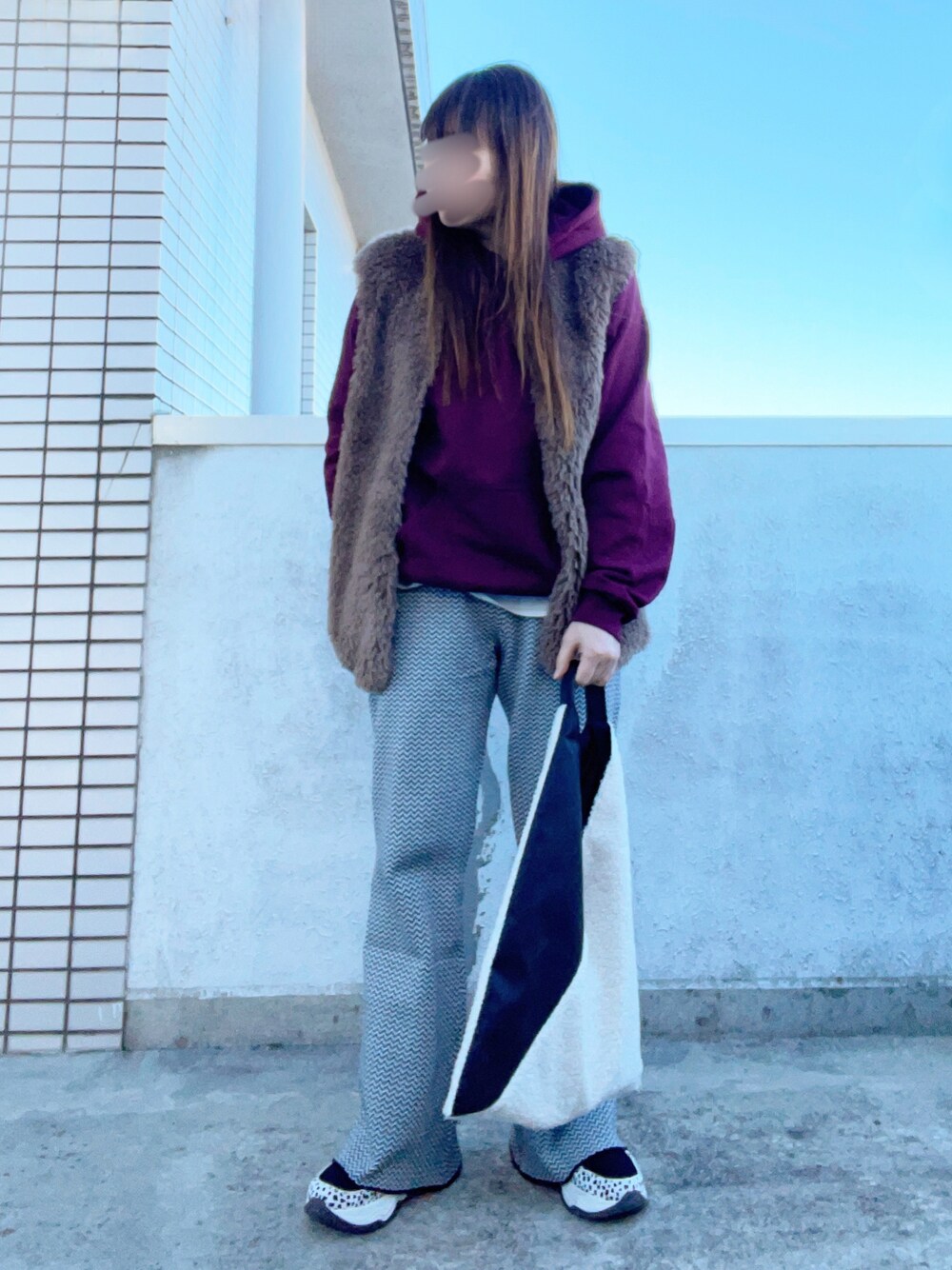 「大人カジュアル、冬コーデ、休日スタイル、レイヤードスタイル、ファーベスト、パーカー、ニット、ニットパンツ、スニーカー、Lucida、アニマル柄、三角バッグ、低身長コーデ、スウィーツ同盟会」｜「GILDANの【GILDAN】ギルダン ビッグシルエット 裏起毛 パーカー（パーカー、レッド系）」を使った、…natsuho…さん（レディース・154cm）の冬コーディネートの1枚目の写真