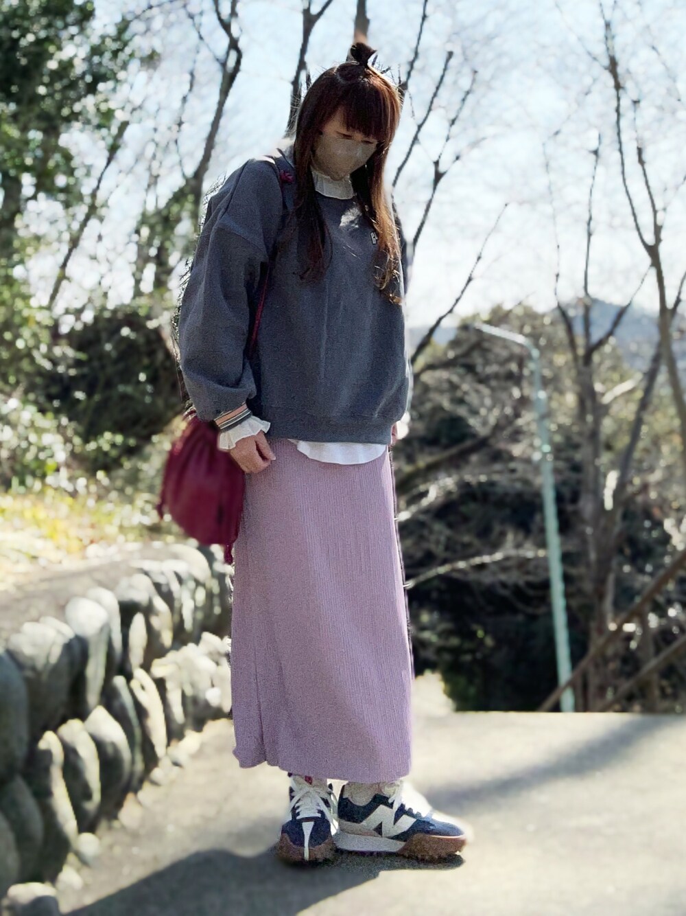 「大人カジュアル、春服デビュー宣言、春服みてみて、休日スタイル、レイヤードスタイル、春コーデ、パステル映える春、スウェット、フリルブラウス、ナロースカート、ペールトーン、スニーカー、ニューバランス、低身長コーデ、スウィーツ同盟会」｜「NICE CLAUPの裏起毛スウェット　　フリー（トップス、ブルー系）」を使った、…natsuho…さん（レディース・154cm）の春コーディネートの1枚目の写真