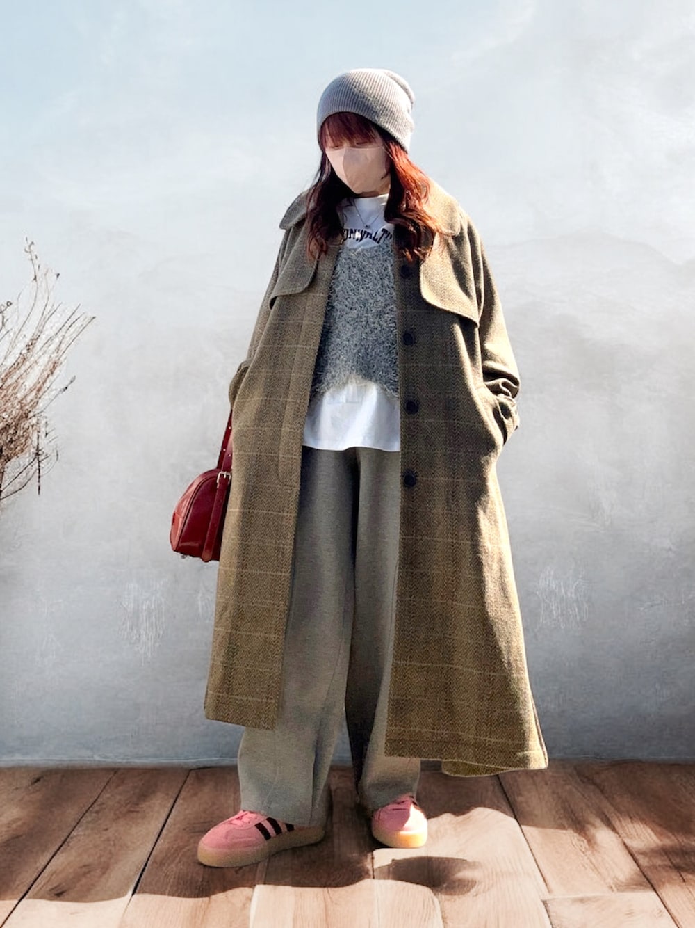 「大人カジュアル、休日スタイル、ニット帽、ロングコート、ベスト、ロンT、レイヤードスタイル、スウェットパンツ、カーブパンツ、スニーカー、adidas、ピンク、ボストンバッグ、低身長コーデ、低身長」｜「FREAK'S STOREのウーリー 2WAY ハイネックコート/ロングコート（その他アウター、その他）」を使った、…natsuho…さん（レディース・154cm）の春コーディネートの1枚目の写真