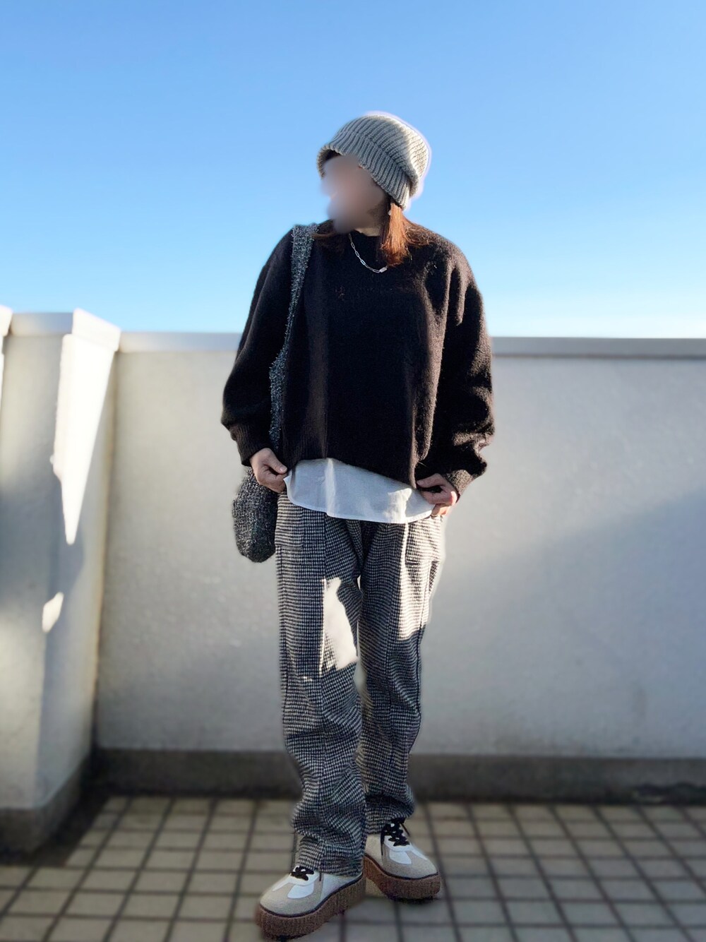 「大人カジュアル、休日スタイル、レイヤードスタイル、モノトーン、ニット帽、ニット、サルエルパンツ、チェック、antiqua、ニットバッグ、ラメ、スニーカー、低身長コーデ」｜「WEGOのWEGO/モヘアライクプルオーバー（ニット/セーター、ブラック系）」を使った、…natsuho…さん（レディース・154cm）の冬コーディネートの1枚目の写真