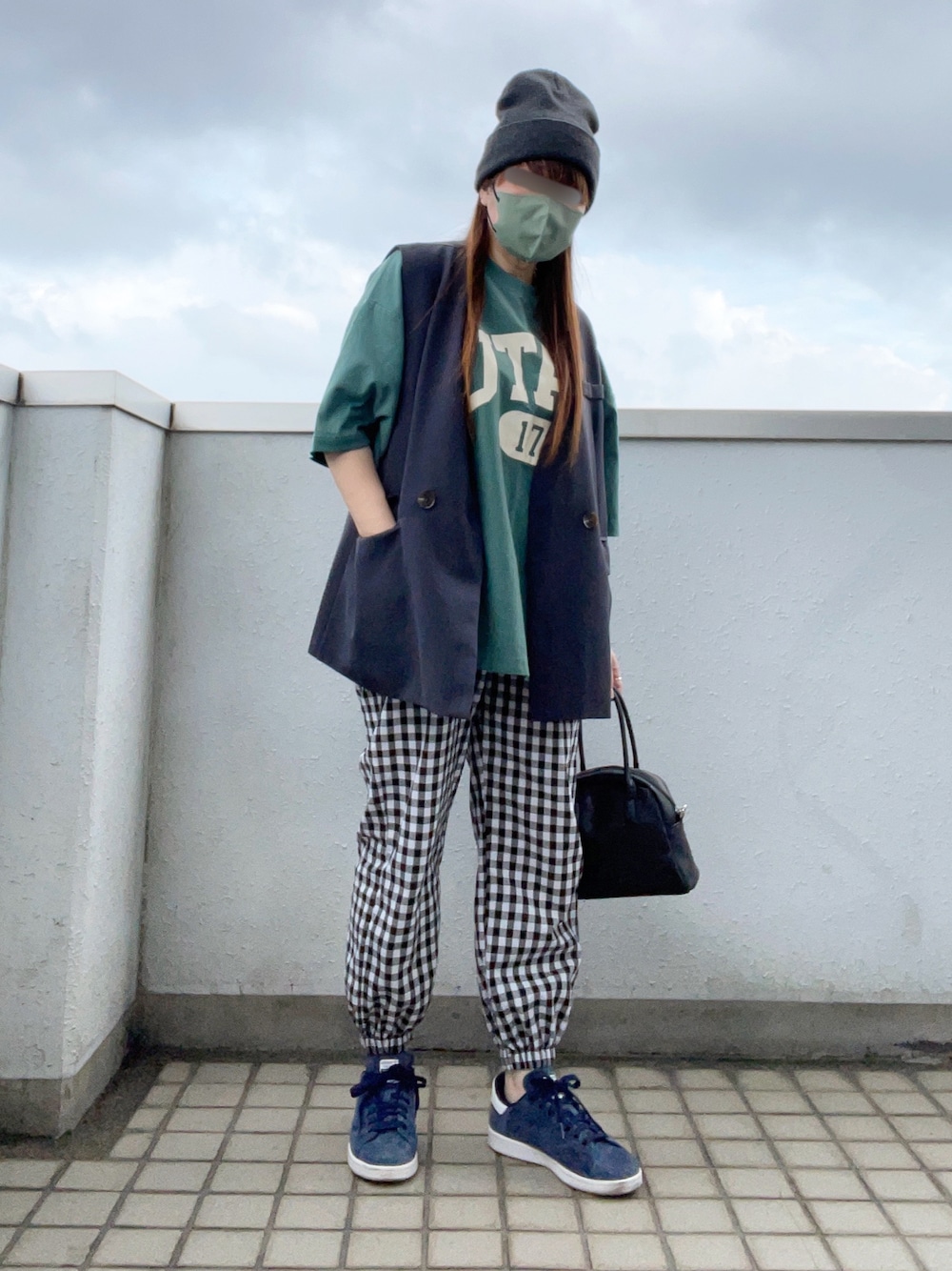 「大人カジュアル、秋コーデ、秋服準備はじめました、休日スタイル、レイヤードスタイル、ニット帽、ロゴT、ベスト、ジョガーパンツ、チェック、ボストンバッグ、スニーカー、アディダス、低身長コーデ、スウィーツ同盟会」｜「WEGOのWEGO/ヘビーウェイトカレッジロゴビッグシルエット5分袖Tシャツ（Tシャツ/カットソー、グリーン系）」を使った、…natsuho…さん（レディース・154cm）の秋コーディネートの1枚目の写真