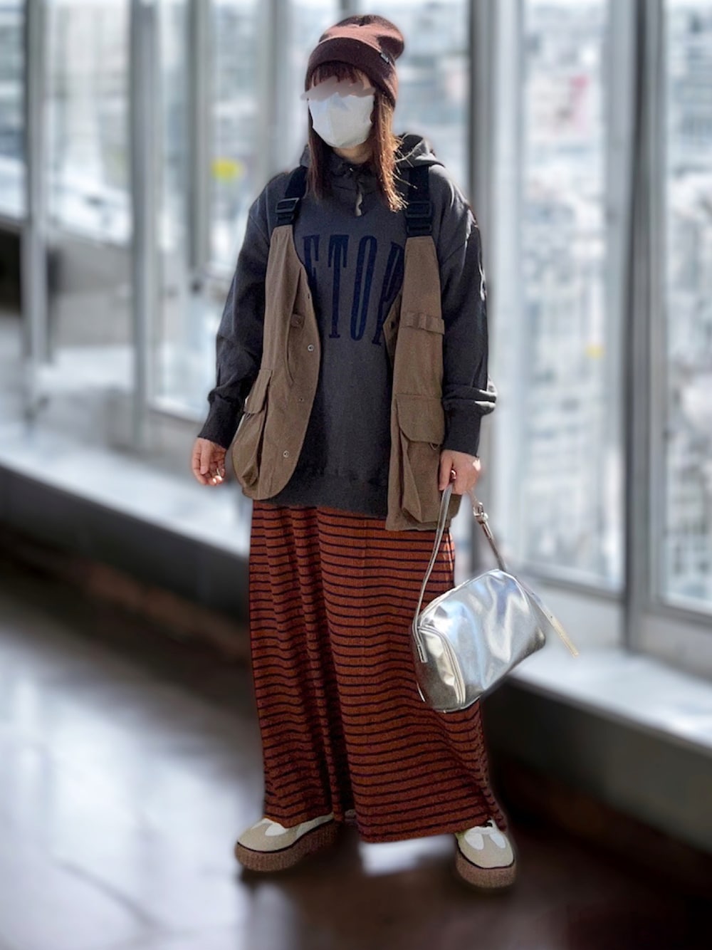 「大人カジュアル、休日スタイル、ニット帽、パーカー、フィッシングベスト、ロングスカート、ボーダー、メタリック、スニーカー、スニーカーコーデ、レイヤードスタイル、低身長、低身長コーデ」｜「byYOUANCEのダメージグラフィックパーカー（パーカー、ブラック系）」を使った、…natsuho…さん（レディース・154cm）の春コーディネートの1枚目の写真