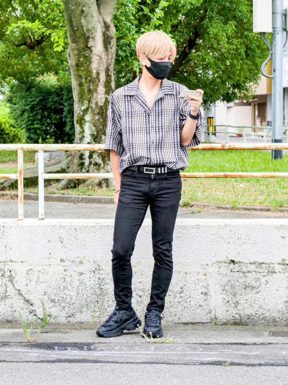 「シンプルコーデ、タックイン、スキニーデニム」｜「UNIQLOのウルトラストレッチスキニーフィットジーンズ（デニムパンツ、ブラック系）」を使った、TakuyAさん（メンズ・172cm）の秋コーディネートの1枚目の写真
