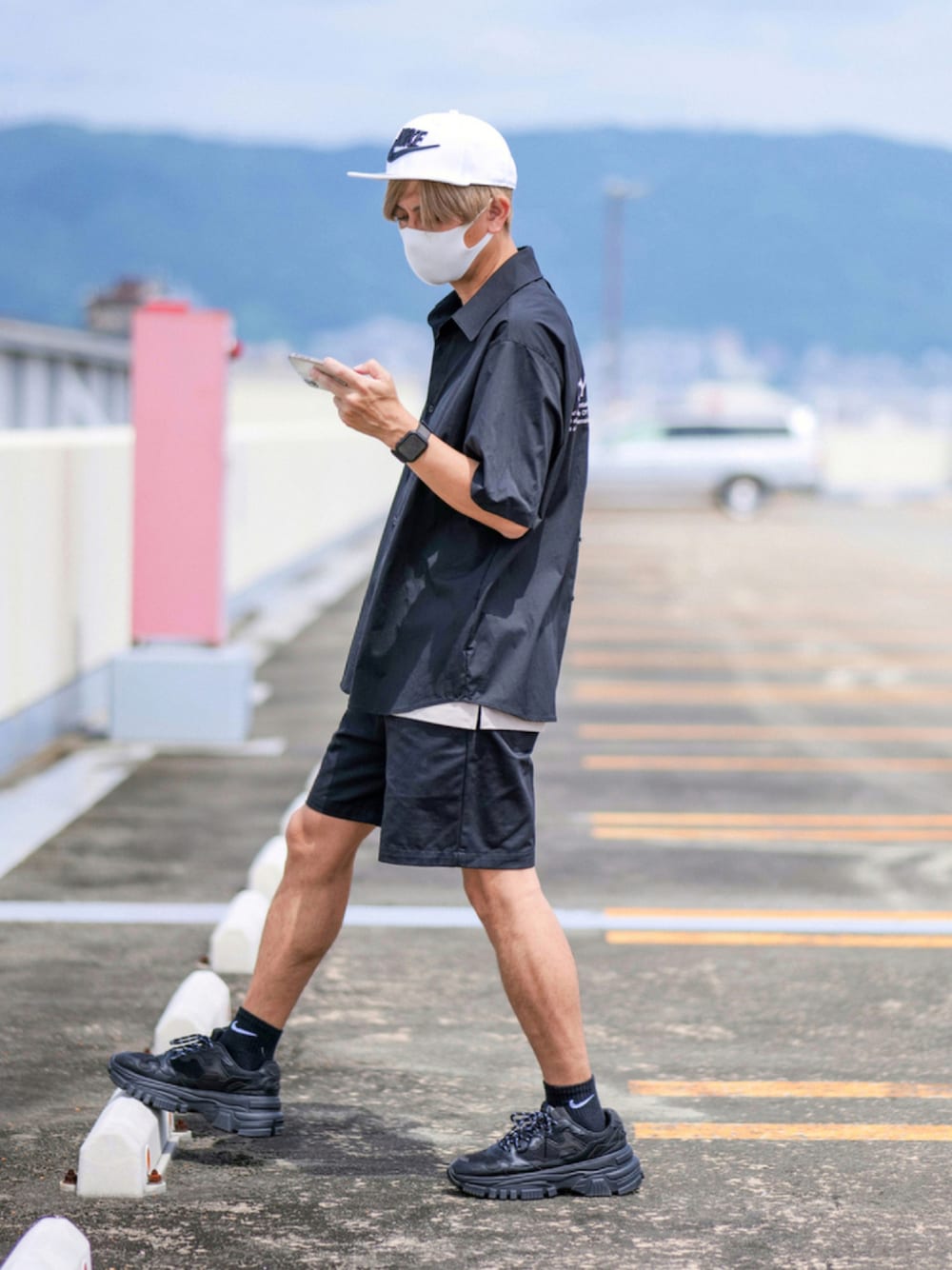 「スポーツミックス、白キャップ、ハーフパンツ、黒コーデ、ストリート、ストリートMIX」｜「Bershkaのアイテム（スニーカー、ブラック系）」を使った、TakuyAさん（メンズ・172cm）の夏コーディネートの1枚目の写真
