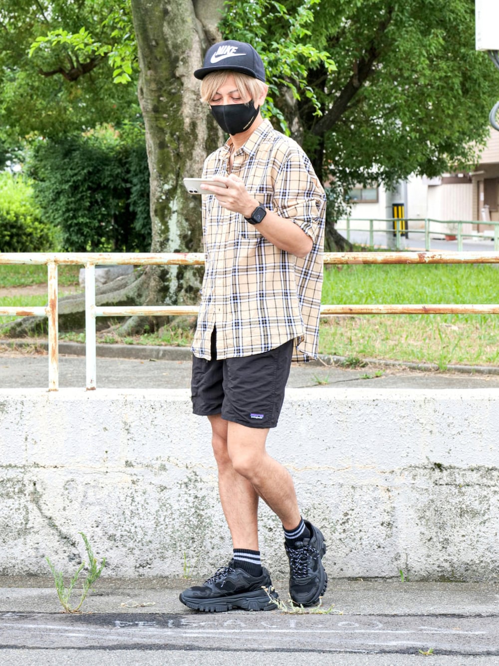 「patagonia、夏コーデ、シンフルコーデ、チェックシャツ、短パン、ショートパンツ」｜「AZUL by moussyのLIGHTWEIGHT CHECK SHIRT/ライトウェイトチェックシャツ（シャツ/ブラウス、ベージュ系）」を使った、TakuyAさん（メンズ・172cm）の夏コーディネートの1枚目の写真
