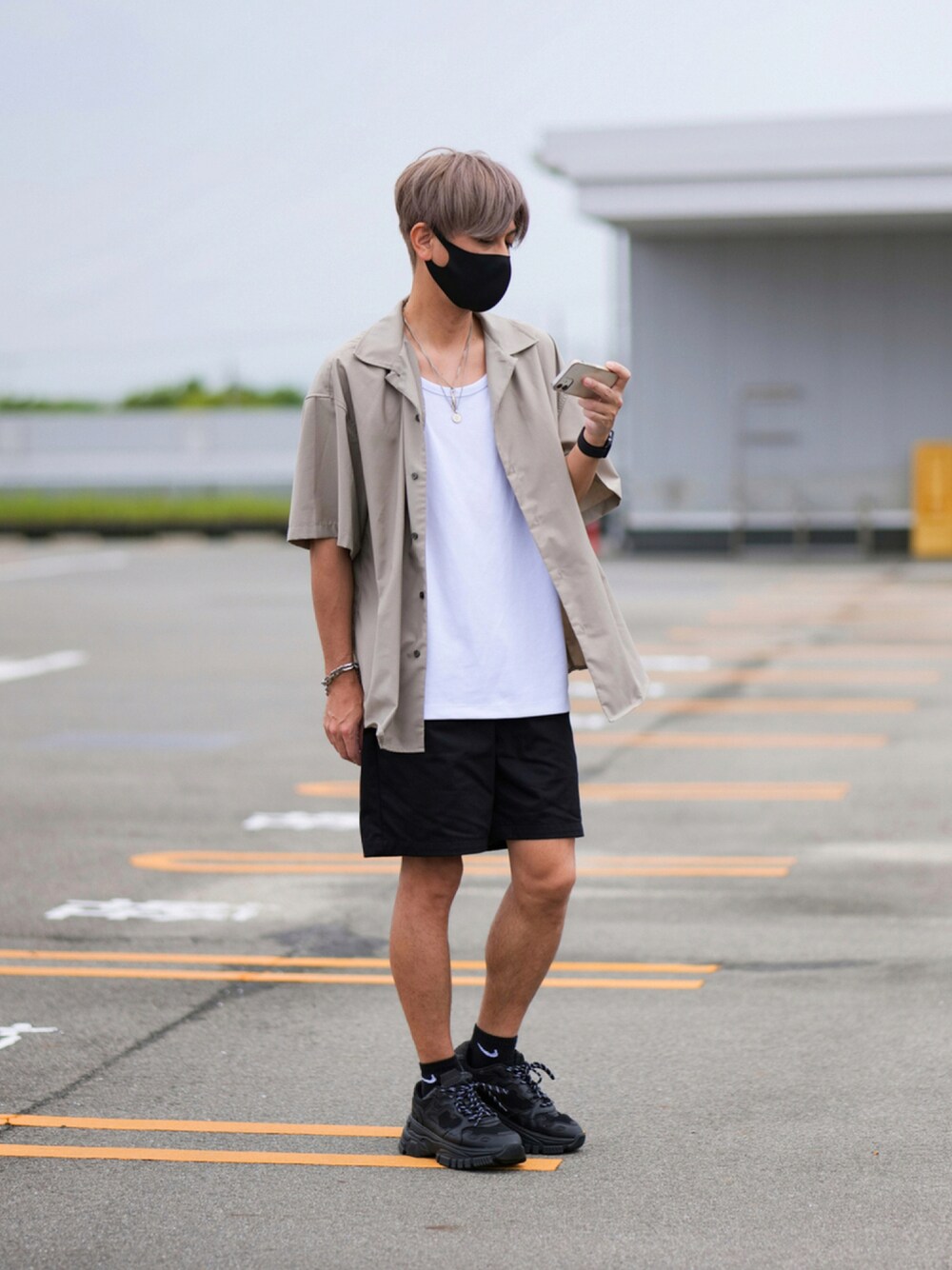 「シンプル、ハーフパンツ、シャツコーデ、ダッドスニーカー、黒スニーカー」｜「Bershkaのアイテム（スニーカー、ブラック系）」を使った、TakuyAさん（メンズ・172cm）の夏コーディネートの1枚目の写真