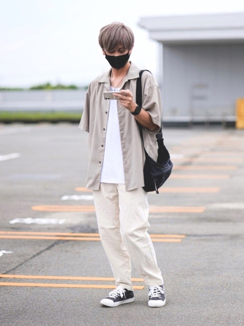 「シンプル、ホワイトデニム、おしゃれさんと繋がりたい、淡色コーデ、オープンカラーシャツ、ワントーンコーデ」｜「Bershkaのアイテム（ボディバッグ/ウエストポーチ、ブラック系）」を使った、TakuyAさん（メンズ・172cm）の夏コーディネートの1枚目の写真