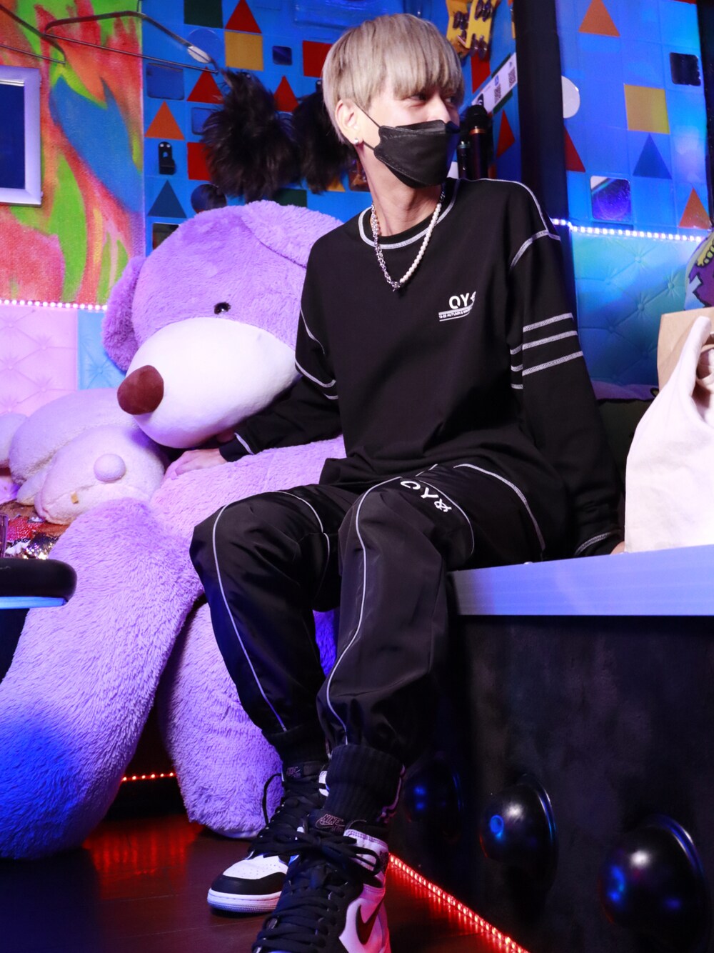「ストリート、nikeairjordan1、スニーカーコーデ、ブラックコーデ、黒コーデ、ロンT、リフレクター」｜「OYの『OY/オーワイ』COVER STITCH LOGO LONG SLEEVE/ステッチロゴ ロングスリーブ Tシャツ 長袖 カットソー（Tシャツ/カットソー、ブラック系）」を使った、TakuyAさん（メンズ・172cm）の秋コーディネートの1枚目の写真