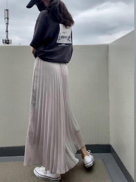 「UNIQLO（ユニクロ）のWOMEN シフォンプリーツスカート（スカート、グレー系）」を使った、すとっくほるむさん（レディース・166cm）の夏コーディネート