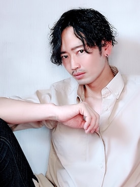 「no brand（ノーブランド）のアイテム（シャツ/ブラウス、ベージュ系）」を使った、中小路秀雄さんの夏コーディネート