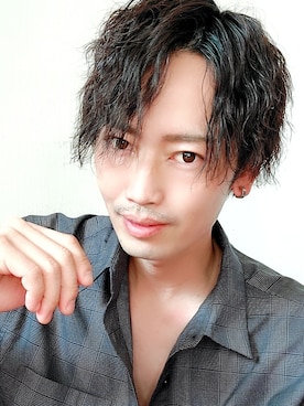 「GU（ジーユー）のアイテム（シャツ/ブラウス、ブラック系）」を使った、中小路秀雄さんの秋コーディネート