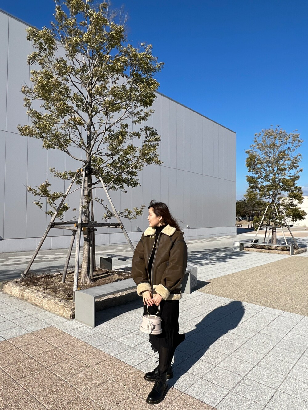 「休日スタイル、大人コーデ、おしゃれさんと繋がりたい、ootd、SLY、フーズフーギャラリー(WHO'S WHO gallery)、olu.、LOWRYSFARM、ドクターマーチン、アウター、ニット、バッグ、スカート、ブーツ」｜「SLYの【WEB限定カラーあり】REVERSIBLE B-3/リバーシブル（ブルゾン、ブラウン系）」を使った、wtkbmy12さん（レディース・164cm）の春コーディネートの1枚目の写真