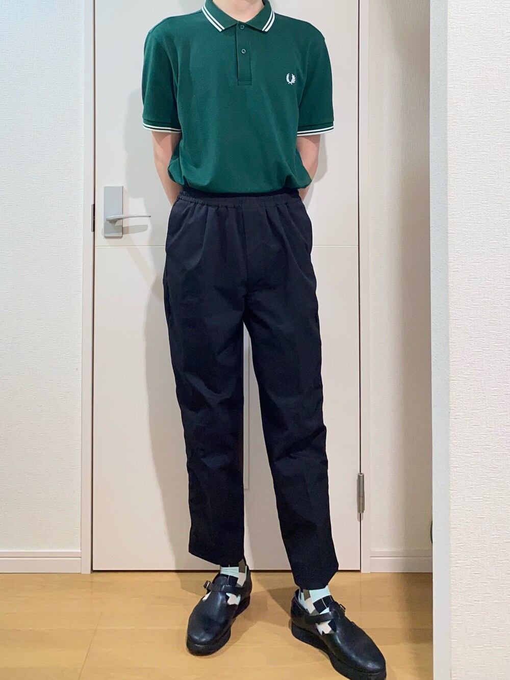 「FRED PERRYのアイテム（スラックス、ブラック系）」を使った、sshuhoさん（メンズ・173cm）の夏コーディネートの1枚目の写真