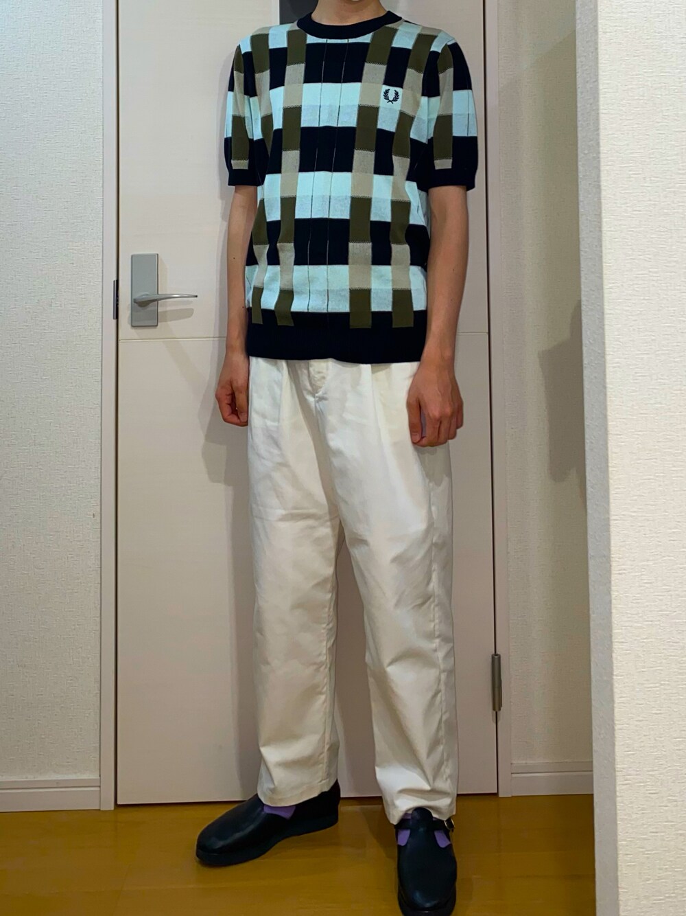「FRED PERRYのアイテム（チノパンツ、ホワイト系）」を使った、sshuhoさん（メンズ・173cm）の春コーディネートの1枚目の写真